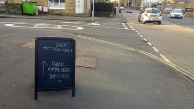 Foto 6x4 A-Board vor Bubble & Squeak Café, Huddersfield Road, c2017