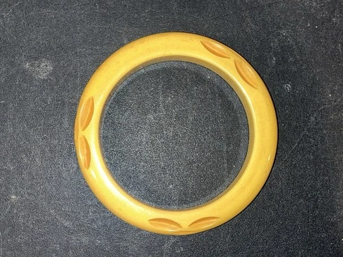 VINTAGE CARVED BAKELITE BRACELET BANGLE BUTTERSCOTCH TAN BEIGE ANTIQUE JEWELRY