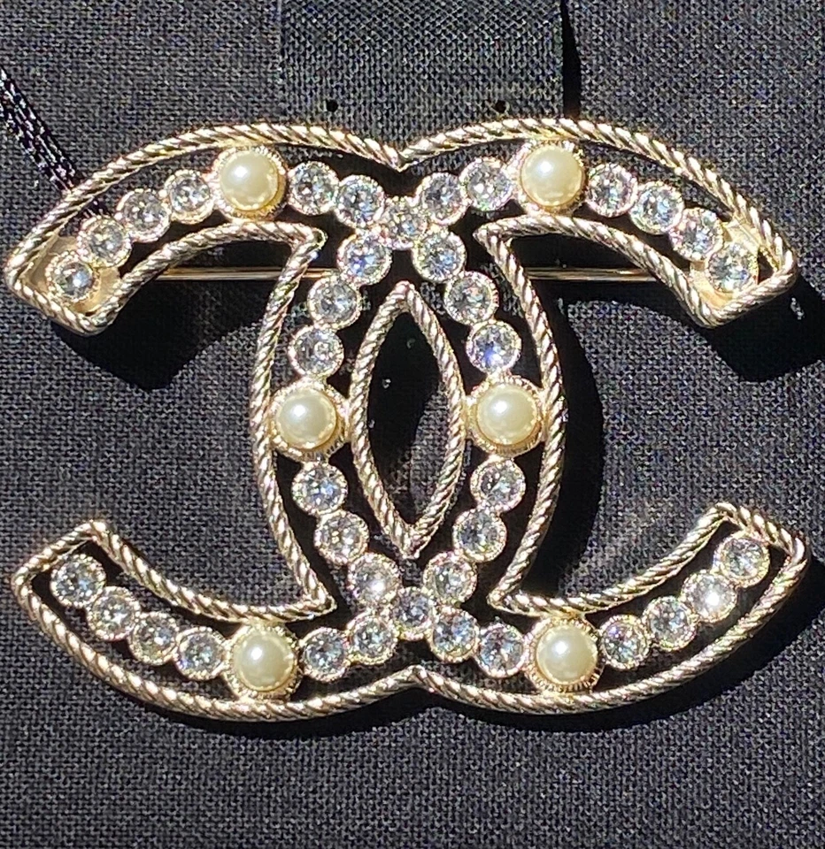 Broche pin Chanel Classic Gold 2019S grande logotipo CC PERLAS CRISTALES
