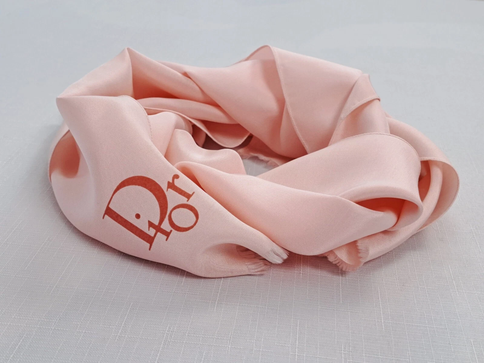 Écharpe en soie rose clair massif vintage DIOR.