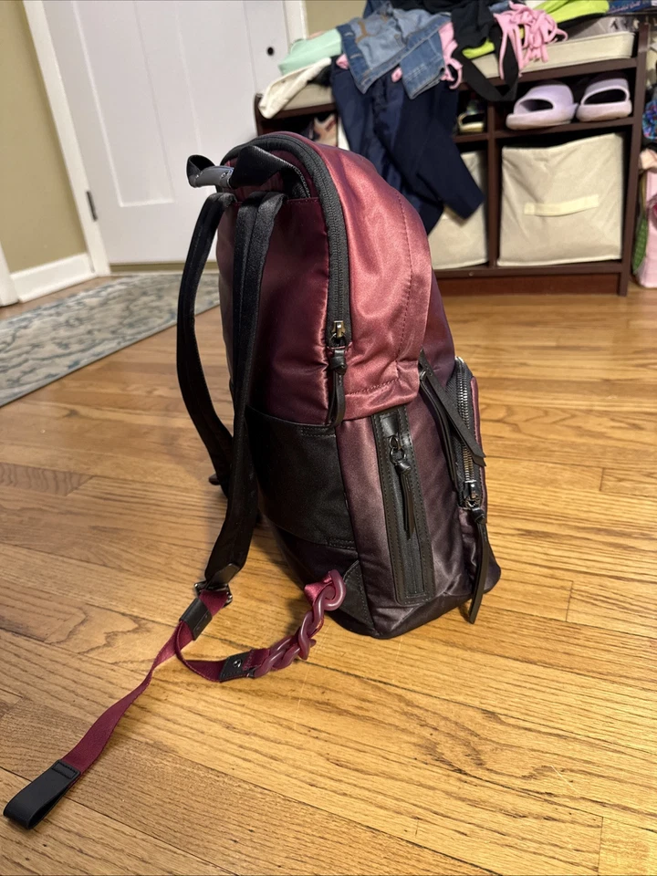 Mochila Tumi Devoe Meadow púrpura iridiscente - Bolsillos para computadora portátil y botella de agua Foto 3 de 4