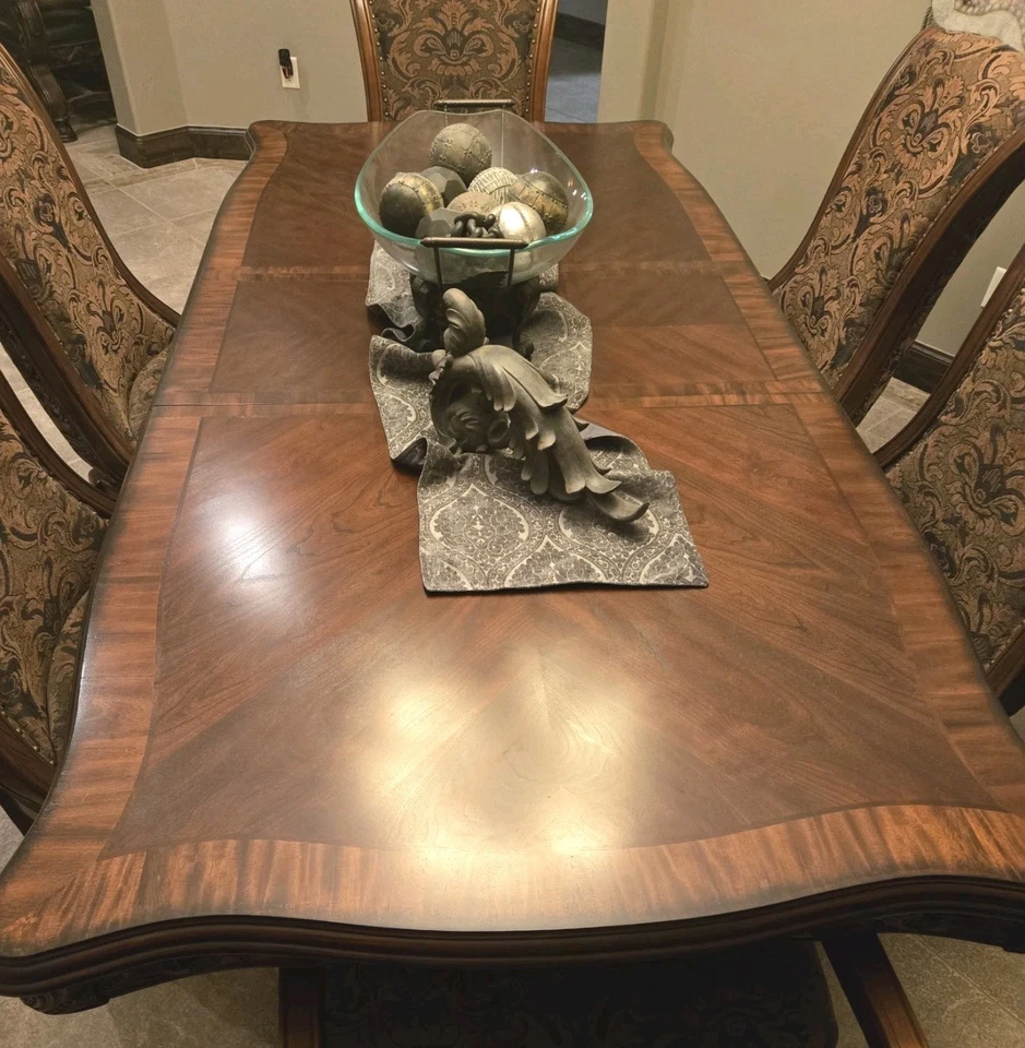 MESA DE COMEDOR FORMAL CEREZA MARRÓN 7 PIEZAS Y 6 SILLAS INTRINCADAS A JUEGO  Foto 3 de 4