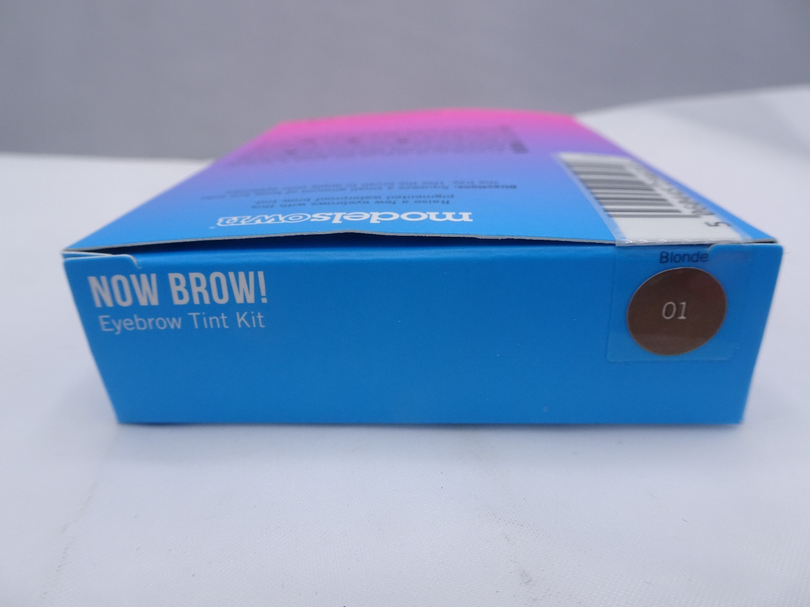 Модели теперь владеют новым набором для окрашивания бровей Brow Tint KiT в упаковке - ВЫБИРАЙТЕ ОТТЕНОК