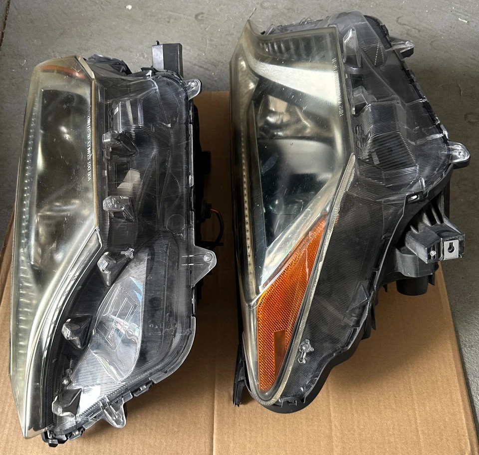 Genuine OEM Pair Set of Left & Right Headlights Lamps For 2016 Toyota RAV4 - Image 3 of 4
