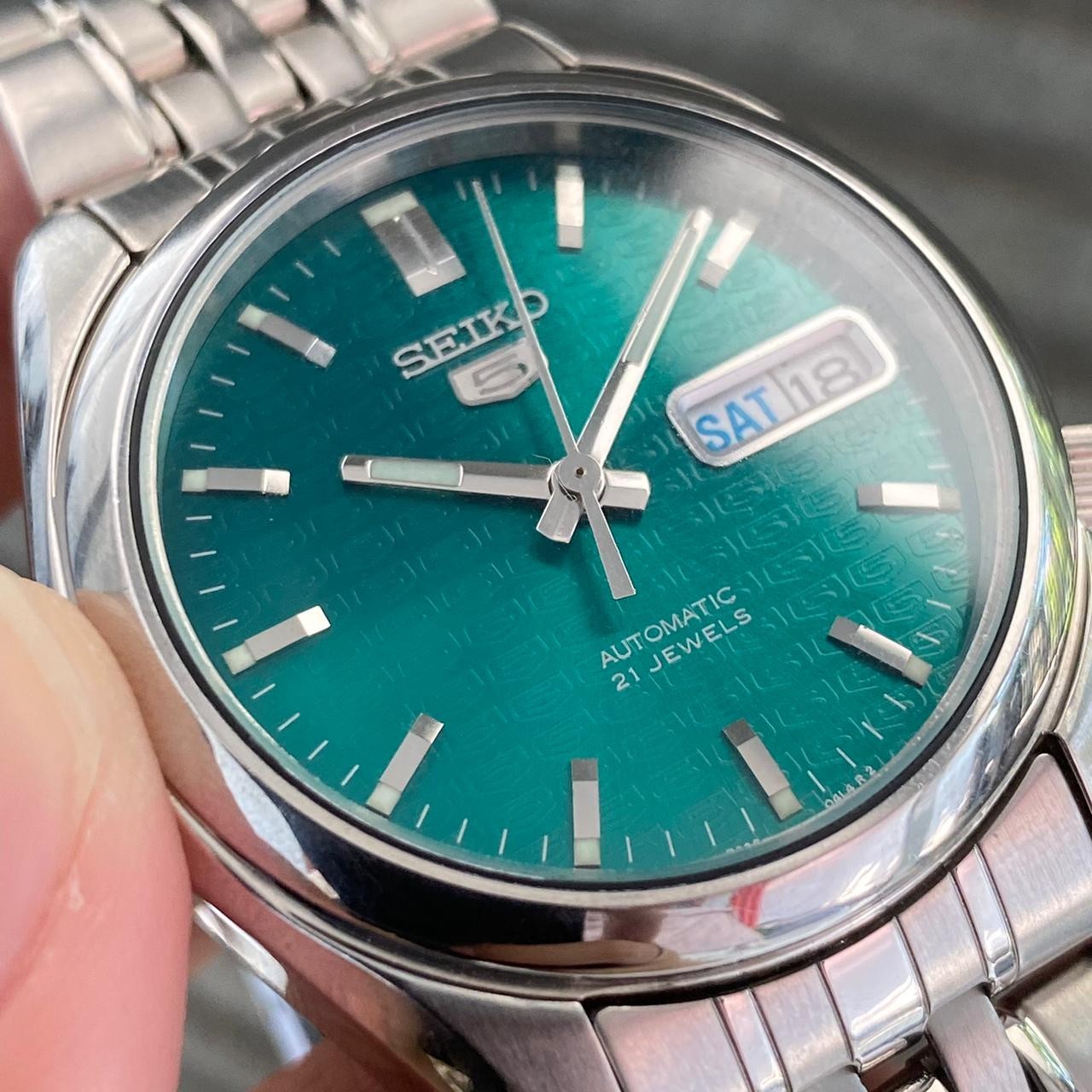 RARE Seiko 5 Automatic 7S26-0V10 SNK543 Emboss 555 Day Date Green Dial Watch image 2