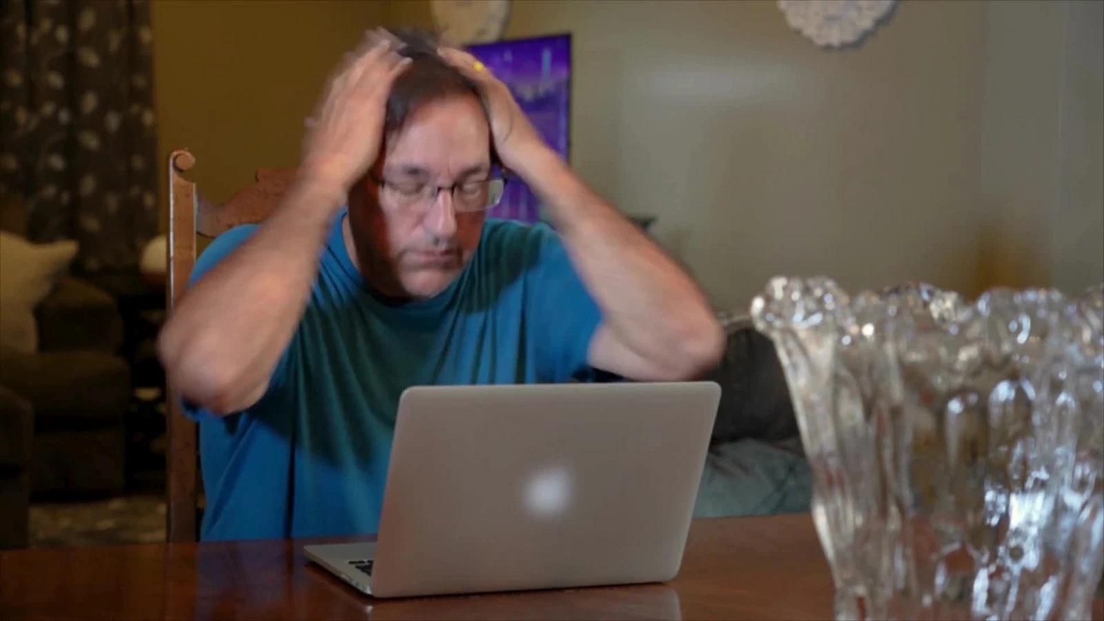 Onn 40 inch 1080p 60Hz FHD Roku Smart LED TV 100058007