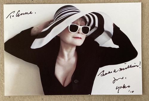 Yoko Ono Foto Postkarte SIGNIERT/BESCHRIFTET! Foto von Kemp Muhl & Sean Lennon 2010