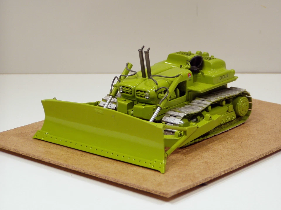 Topadora Euclid TC12 con hoja hidráulica y cabrestante CCU - 1/50 - Modelos Black Rat Foto 3 de 4