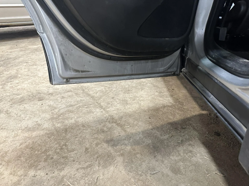 Used Rear Left Door Assembly Rear Side fits: 2019 Chevrolet Equinox w/o privacy Foto 2 de 4