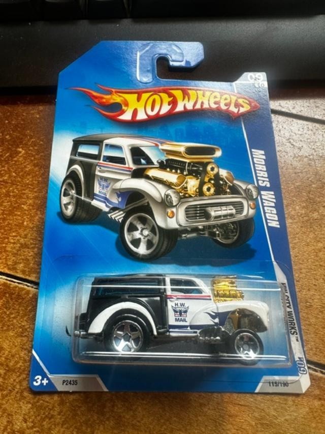 2009 Hot Wheels HW City Works Morris Wagon #115 White/Black