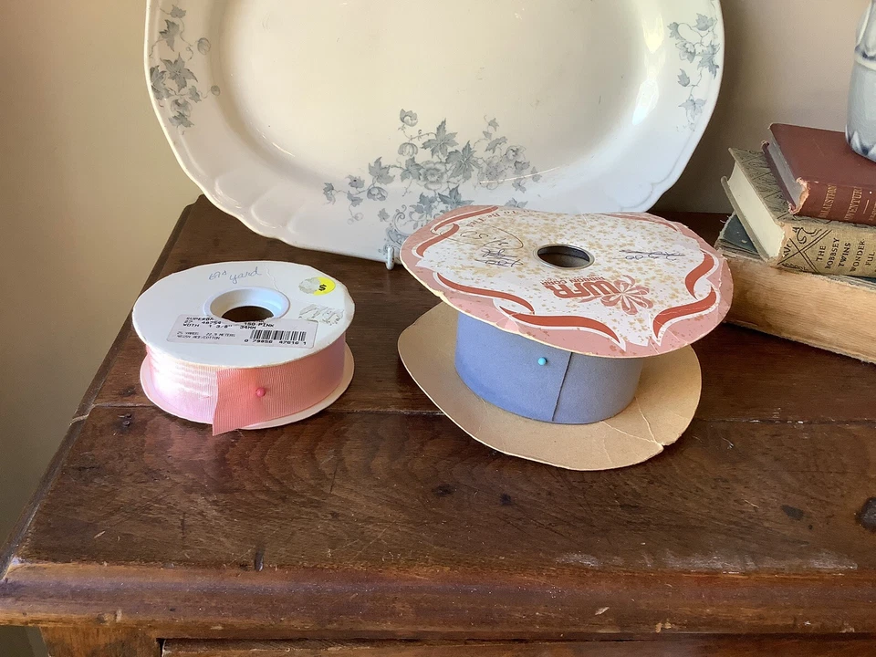 Par de rollos de cinta vintage cinta de león rosa satinado WFR precioso fieltro azul Foto 2 de 2