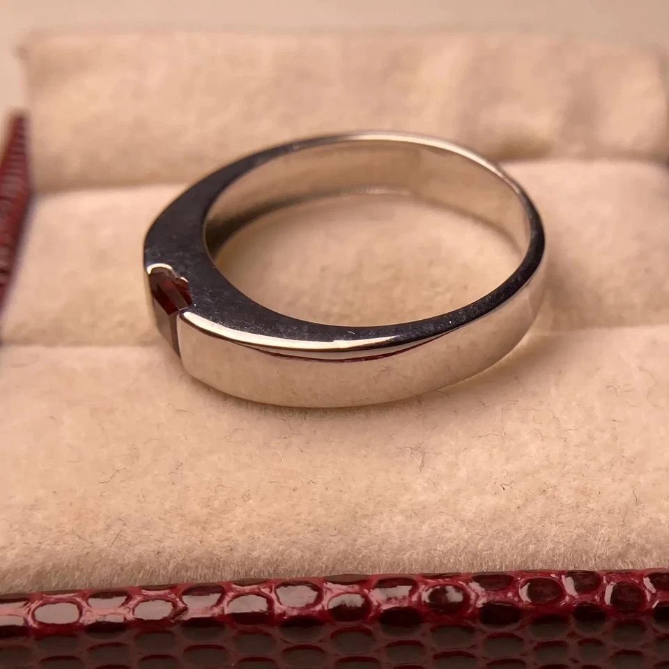 Anillo de boda de 4 mm de granate tratado con laboratorio para hombre enchapado en oro blanco de 14 quilates de plata 925 Foto 3 de 4