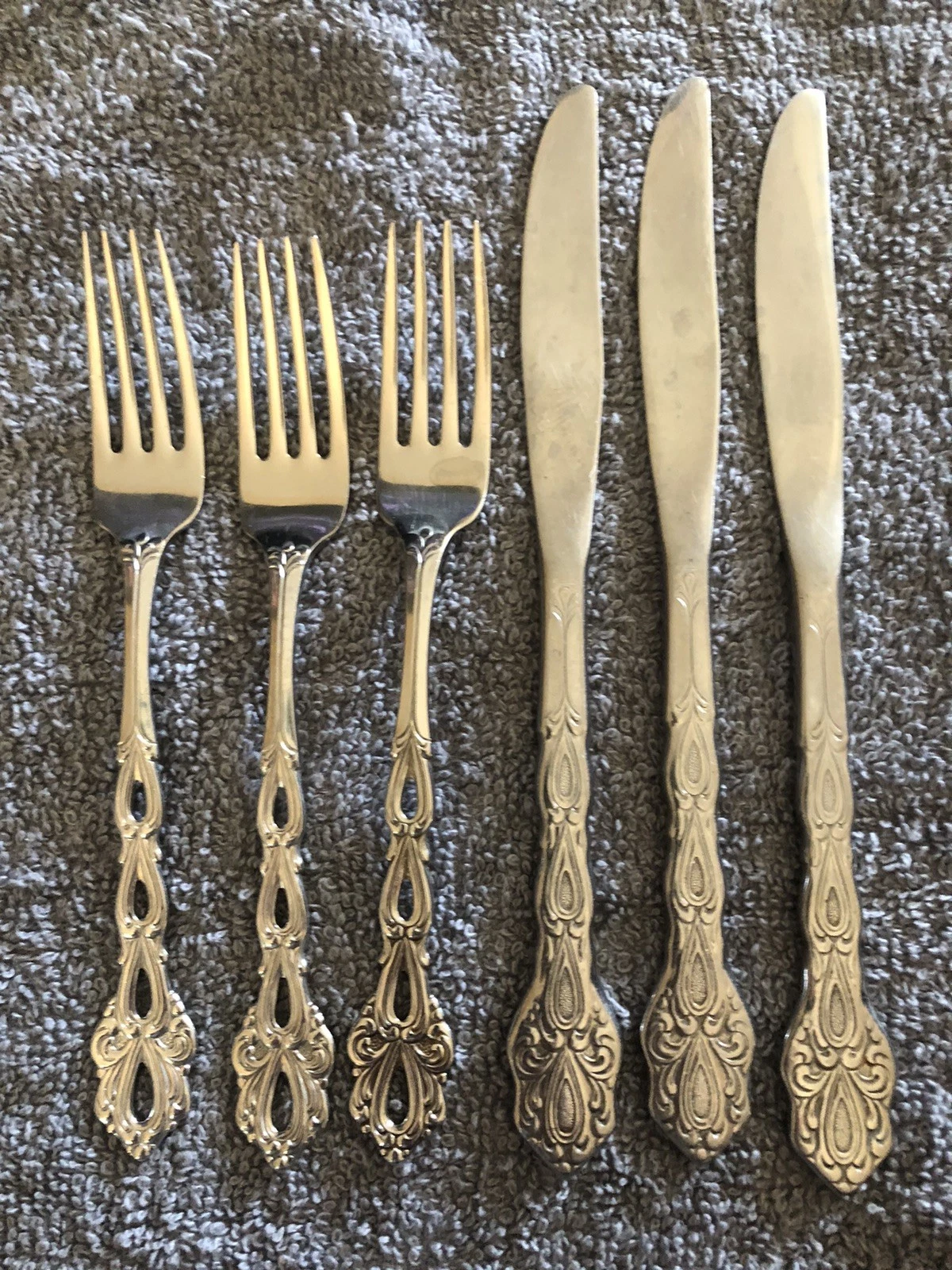 Oneida Chandelier Set of 3 Dinner Forks And 3 Serrated Knives. Stainless
Opens in a new window or ta