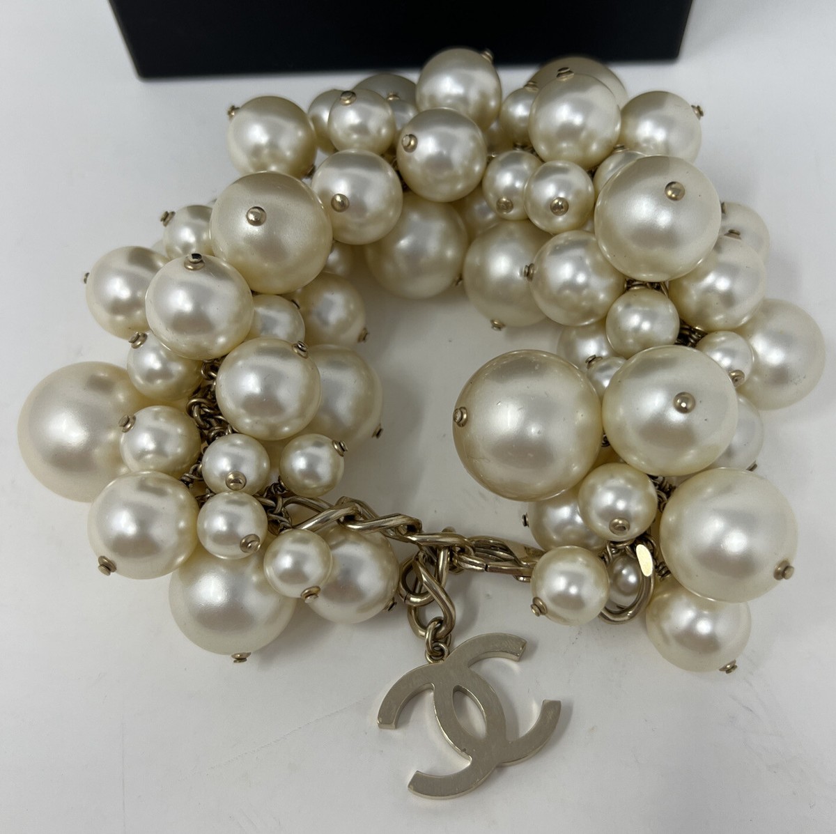 CCロゴが映える【CHANEL】パール バングル CHANEL (Interlocking) CC logo Faux Multi-Pearl Bracelet
