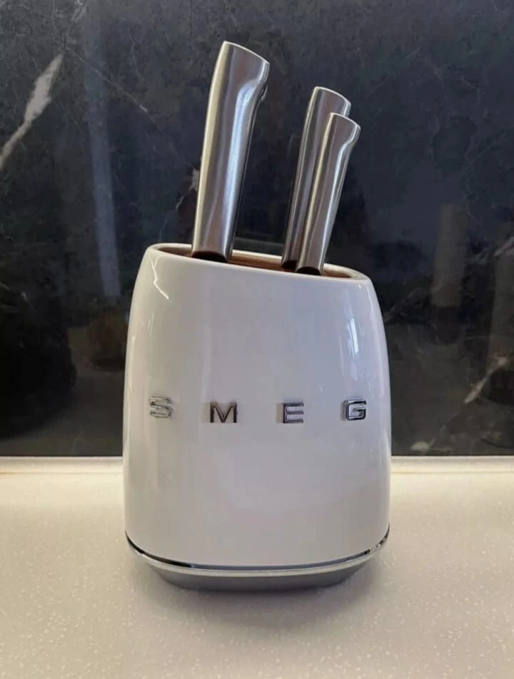 SMEG kitchen knife set with a stainless steel stand, consisting of 6 knives