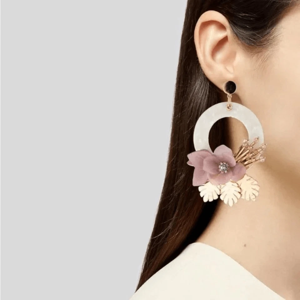 Pendientes florales Kate Spade New York rosa, blanco y oro rebanada de piedra. Usado en excelente estado! Foto 3 de 4