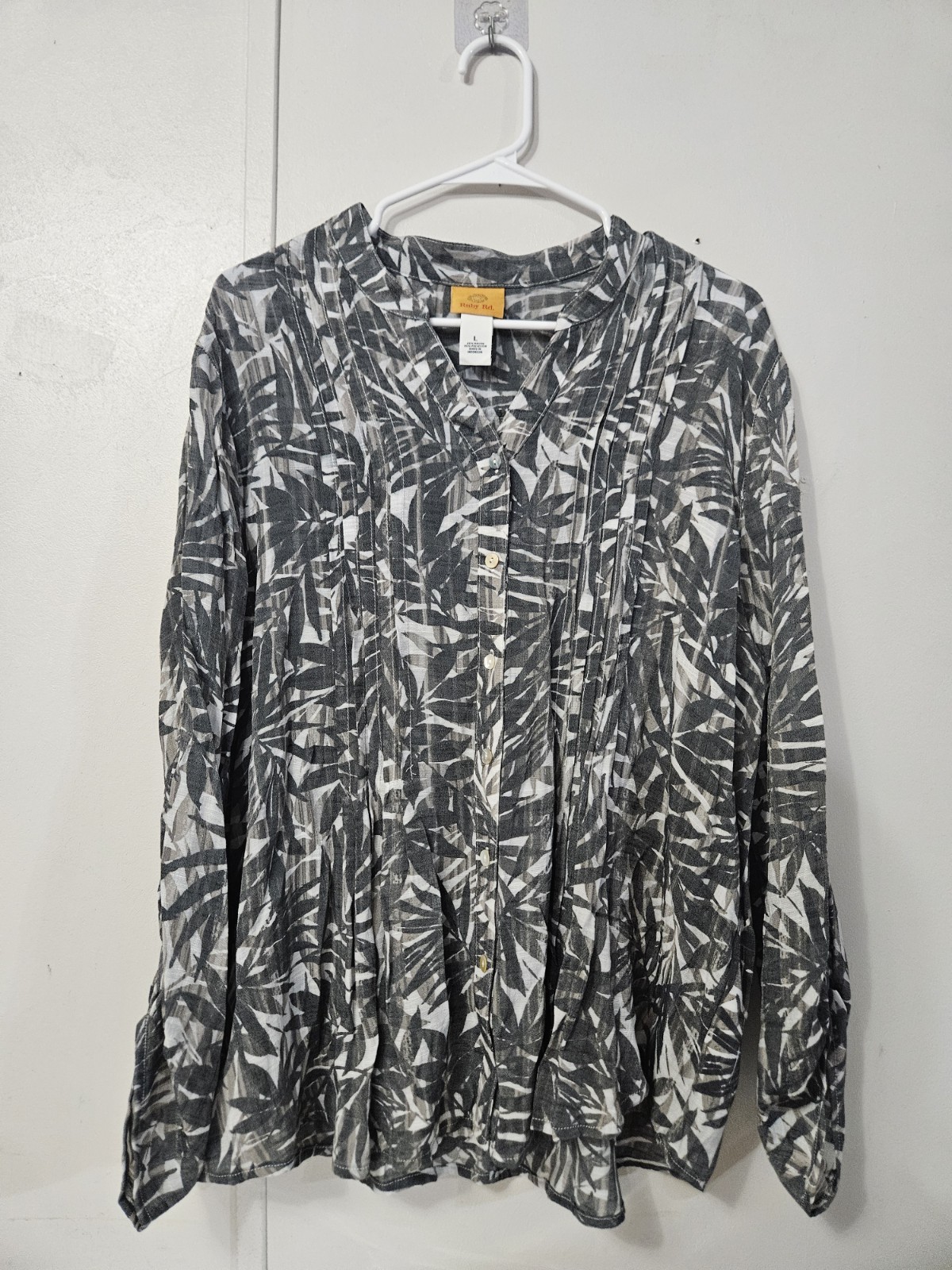Ruby Rd. Gray Leaf Print Button Down Blouse Size … - image 1
