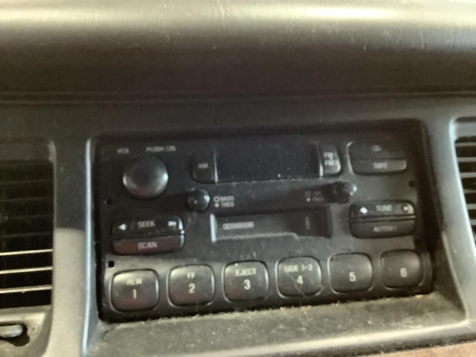 Used Side Marker Light Assembly fits: 1997 Lincoln & TOWN CAR Side Marker outer Foto 2 de 4