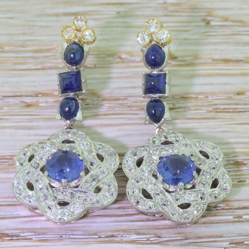 Pendientes colgantes de boda hechos a mano Art Deco de zafiro y circonita cúbica de corte antiguo de loto Foto 3 de 4