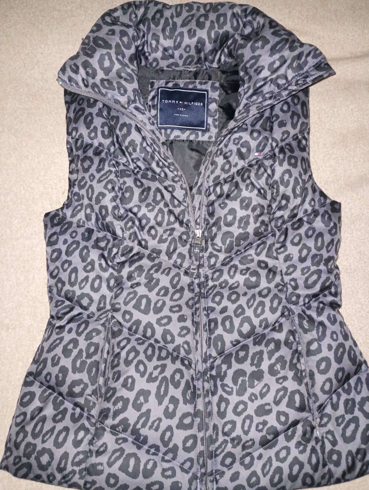 Tommy Hilfiger Grey And Black Leopard Print Down Filled Puffer Vest Size XS
