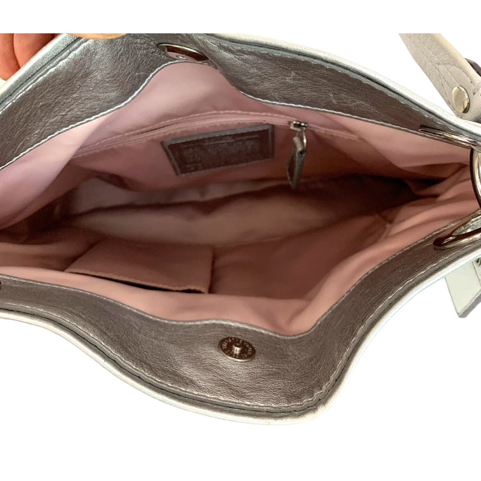 Bolso Coach Ashley de Cuero Plateado y Blanco Hueso Hobo de Hombro Mediano Usado en Excelente Condición Foto 4 de 4