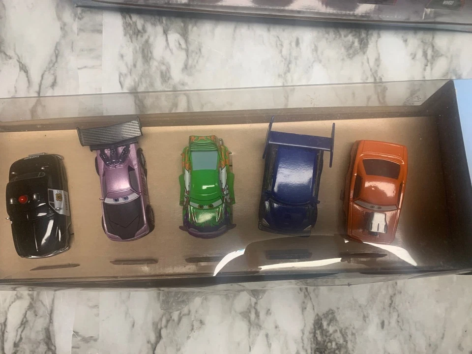 ¡Juego de afinadores y sheriff de Disney Store! Escala 1:48, vitrina! Excelente estado Foto 2 de 4