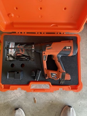 Ramset T4-IF Cordless Insulation Fastening Tool Kit w/ Battery Charger Case