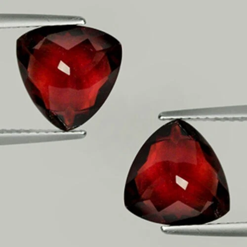 8.53 ct AWESOME SPARKLING  BEST RED -  NATURAL PYROPE GARNET - Trillion Pair AC - Image 2 of 2