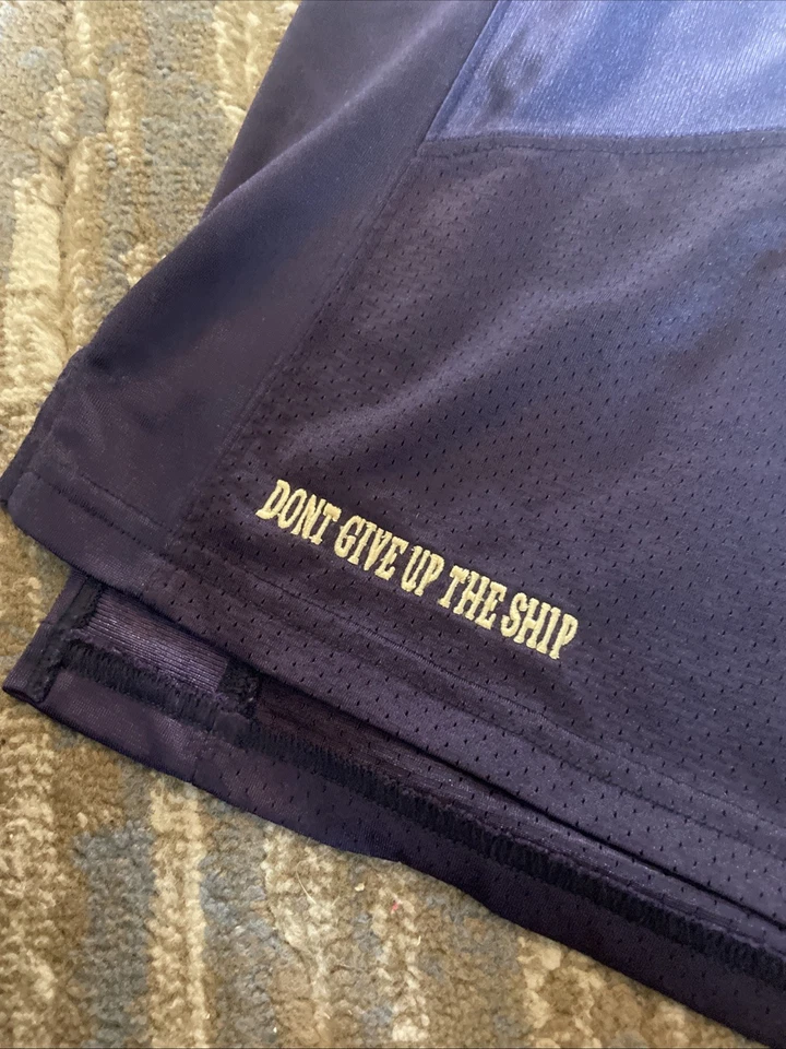 Camiseta UA NAVY 12 NCAA On Field Under Armour Fútbol Dorado Azul Juvenil Grande Foto 2 de 4