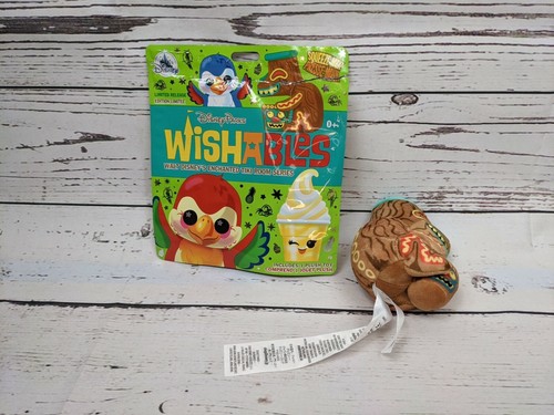 SERIE SALA TIKI ENCANTADA ESTATUA DE TAMBOR TIKI WISHABLE PELUCHE - Parques Disney - Imagen 4 de 5