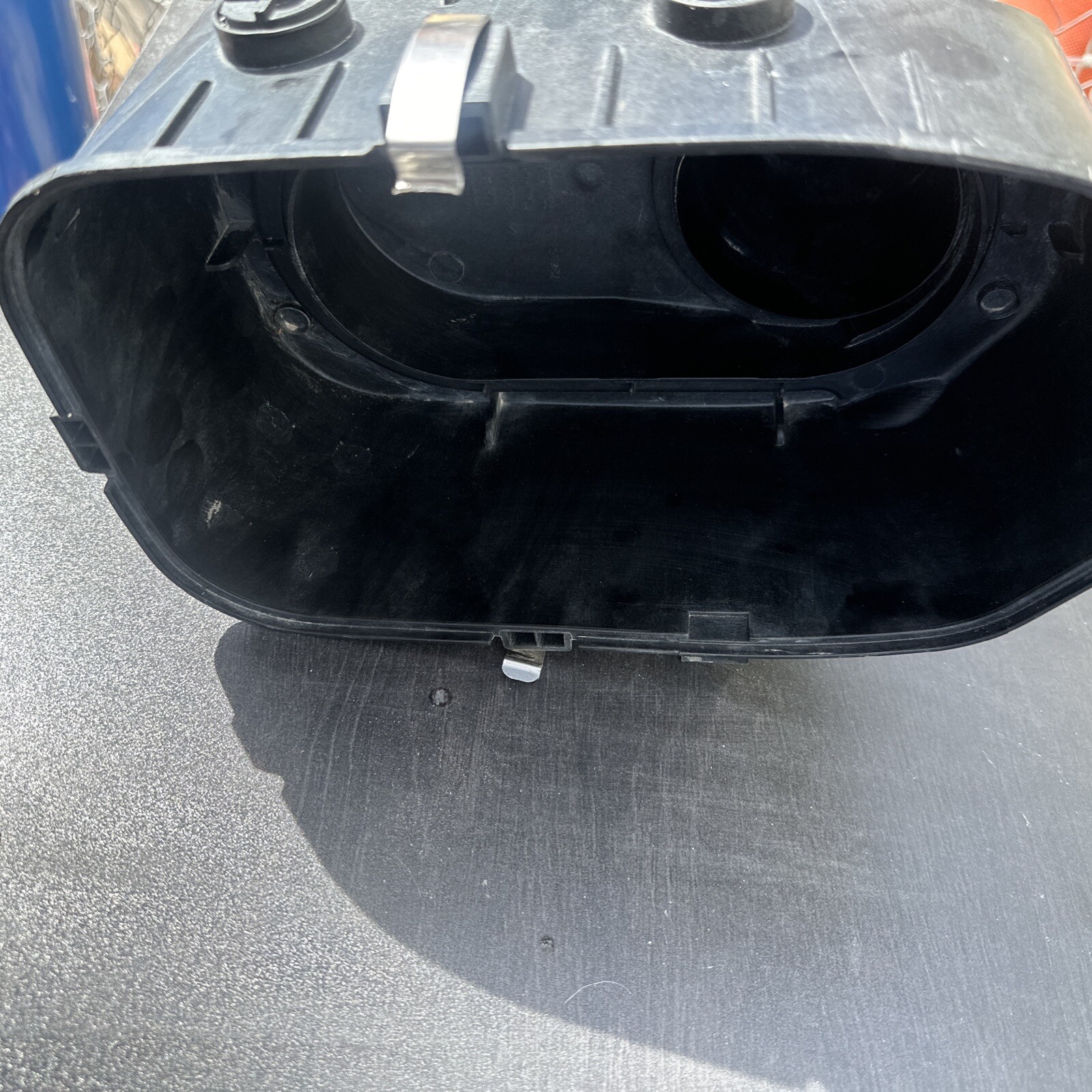 2014-2019 Maserati Ghibli Left Front Air Cleaner Box Lower 72405505 