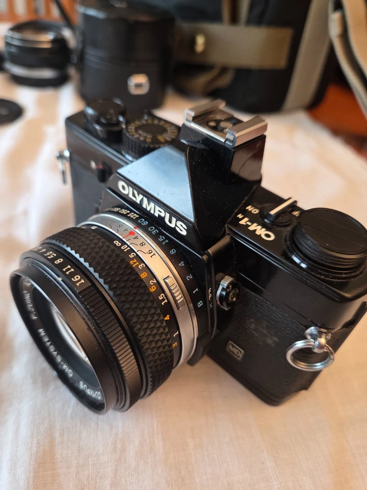 Macchina fotografica Olympus vintage con obiettivi e borsa in ottime condizioni - Immagine 3 di 4