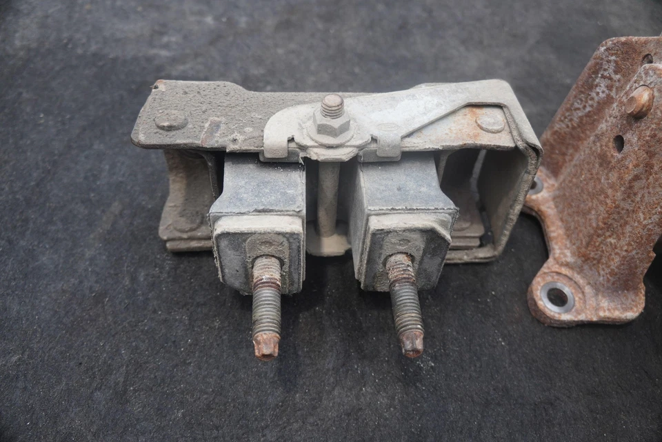 Juego de soportes de montaje de cuadro de motor 7,3 L LC3Z6038A Ford F350 Super Duty 2020-22 Foto 2 de 4