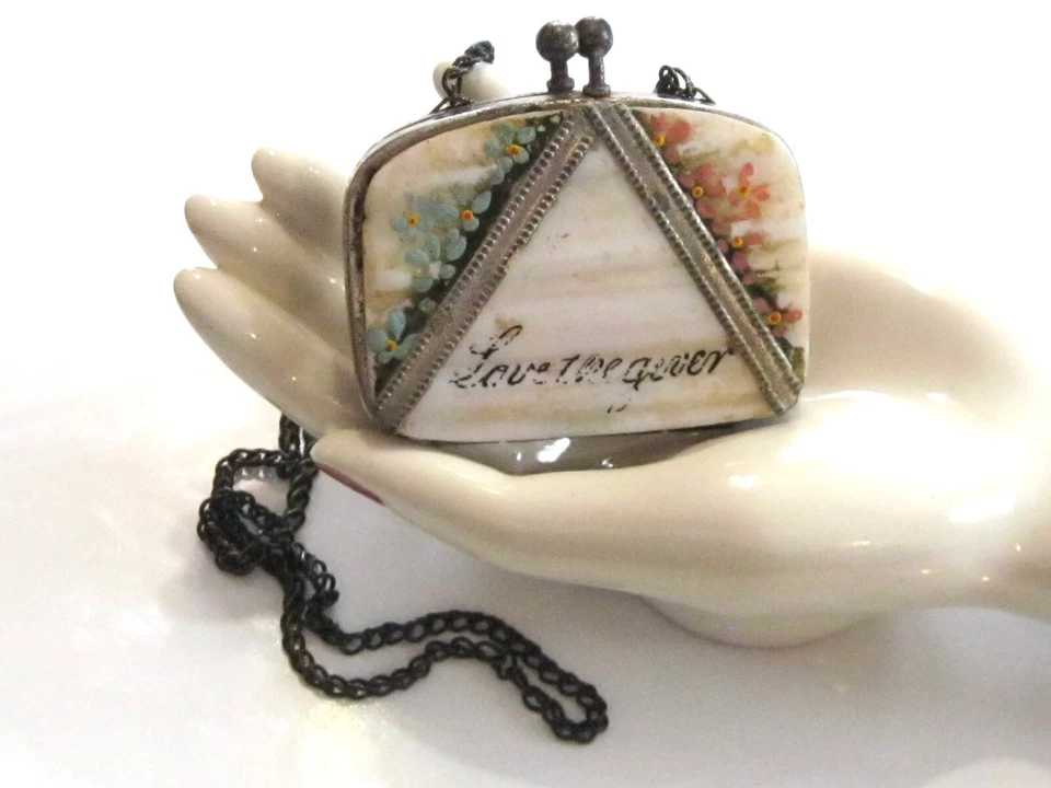 ADORABLE MONEDERO DE PRINCIPIOS DE 1900 CONCHA DE ALMEJA "LOVE THE GIVER" con FORGET ME NOT FLOWERS Foto 4 de 4