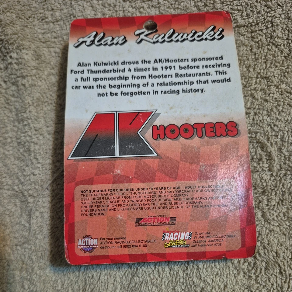 NUEVO SELLADO RARO 1991 Alan Kulwicki #7 Hooters escala 1:64 Acción NASCAR Alan K. Foto 3 de 3