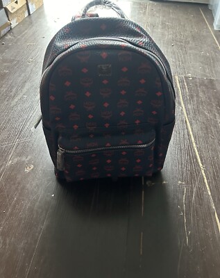 MCM Stark Rucksack mit seitlichen Nieten - Navy / Rot 