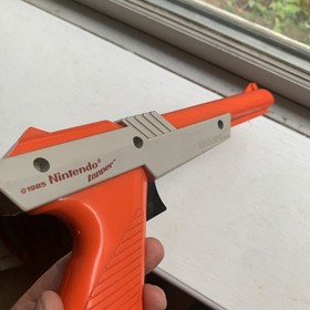 NINTENDO NES ZAPPER LIGHT GUN CONTROLLER ORANGE OFFICIAL OEM NES-005
