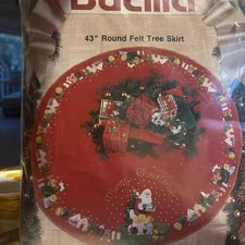 Bucilla Felt Tree Skirt Kit "We Saw Santa" 43” Round Embroidery (a11
