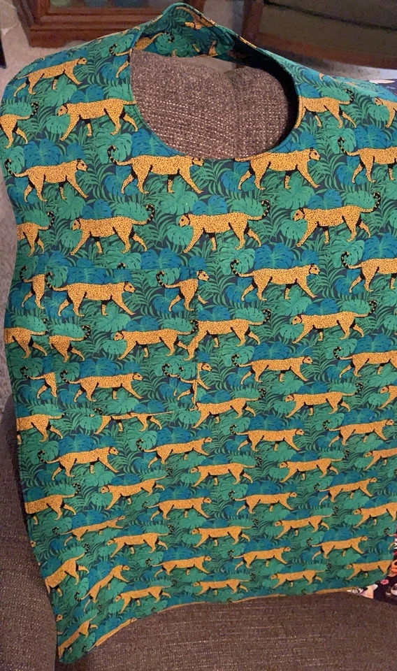 Camisa Leopardo Escudo Capa Coche (Babero Adulto). Nuevo reversible. Cualquier edad, hogar, coche. Foto 3 de 4