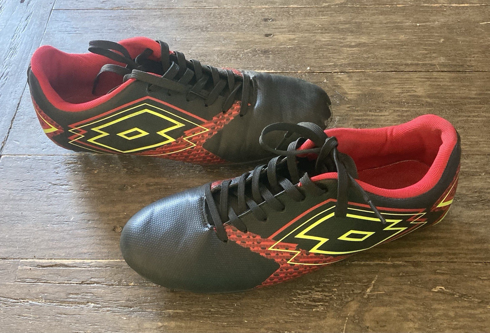 Lotto tacchetti calcio uomo taglia 8 colore nero rosso e giallo in ottime condizioni!