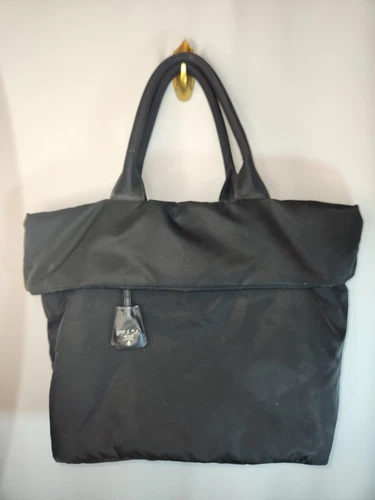Prada Vintage Nero Tessuto Nylon Borsa a tracolla imbottita con logo e tracolla reversibile
