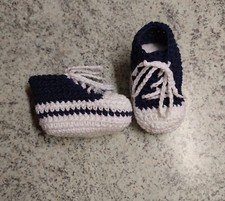Babyschuhe-Babyturnschuhe-Babychucks-gehäkelt-gestrickt-weiß/dunkelblau-NEU