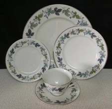 BURGUNDY TC1001 by  Royal Doulton 5 PIECE PLACE SETTING (s) Bone China EUC
