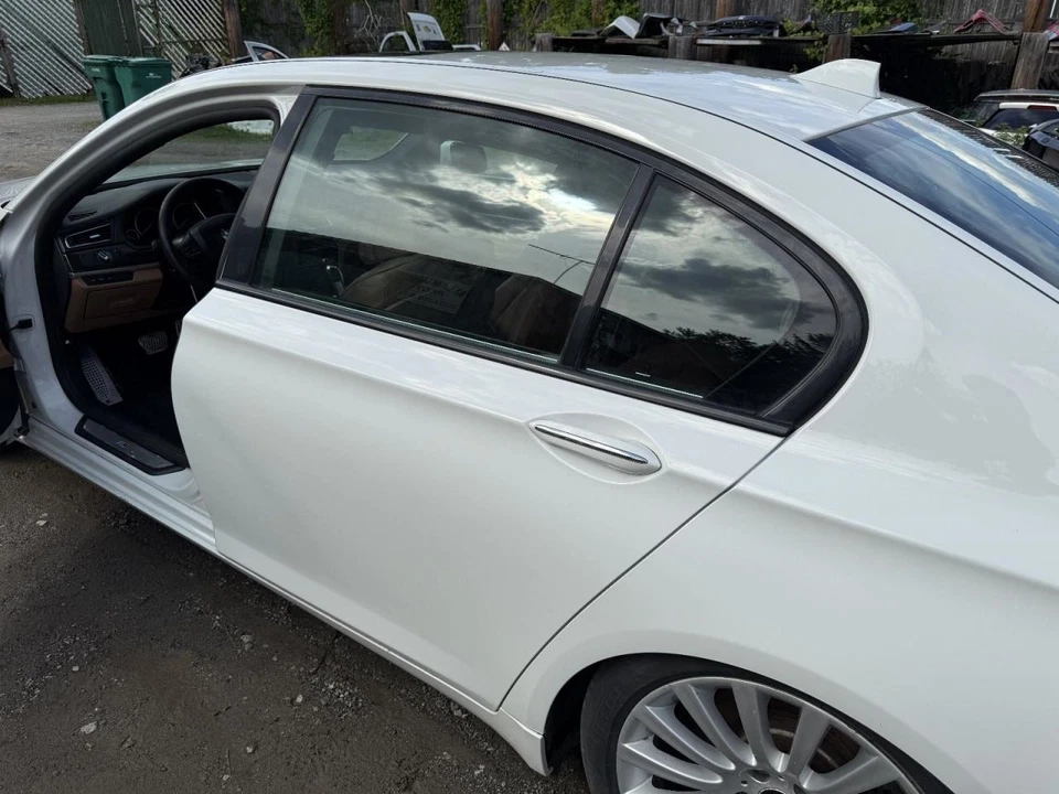 BMW 750i 2009-2015 puerta trasera izquierda del lado del conductor blanca Foto 3 de 4