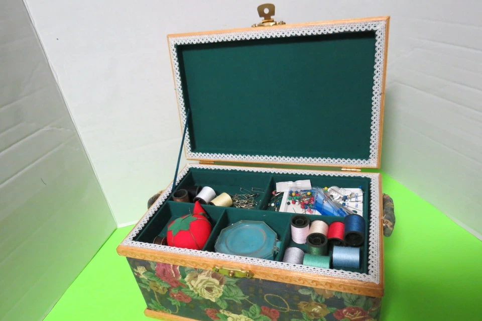 Caja de cesta de costura vintage años 70 con estampado floral con mango y suministros de costura 11"L Foto 3 de 4