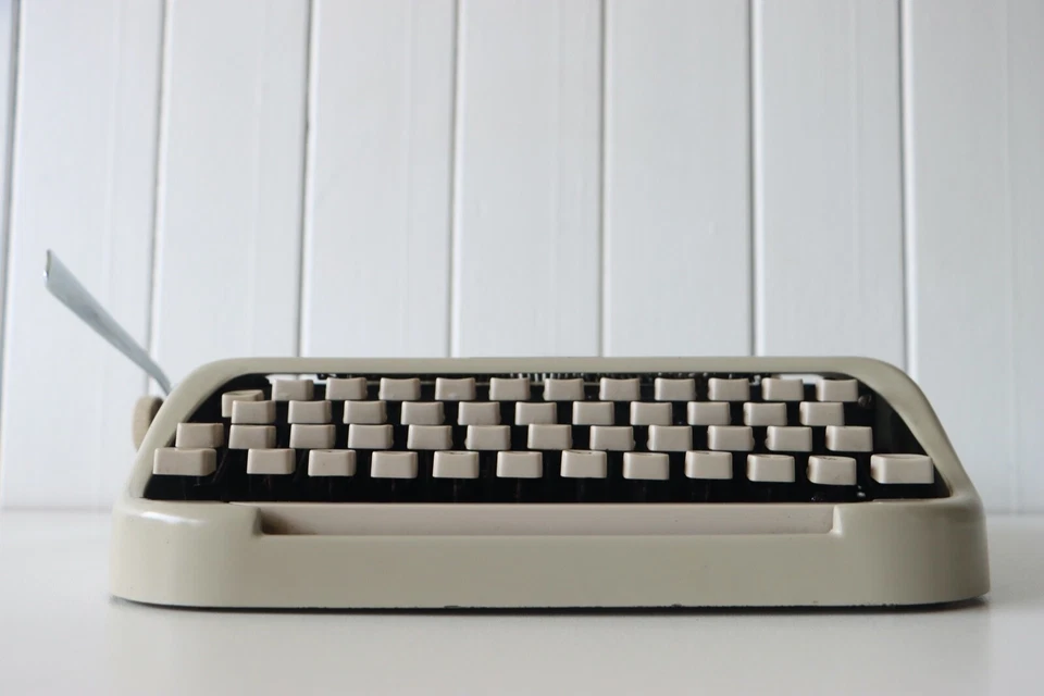 ROYAL Portable Typewriter - ROAYLITE 110 - Excellent Working Condition - Image 4 of 4