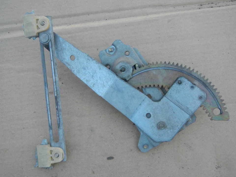 REGULADOR VENTANA PASAJERO TRASERO DERECHO NISSAN DATSUN 210 310 BLUEBIRD 1980 Foto 3 de 4