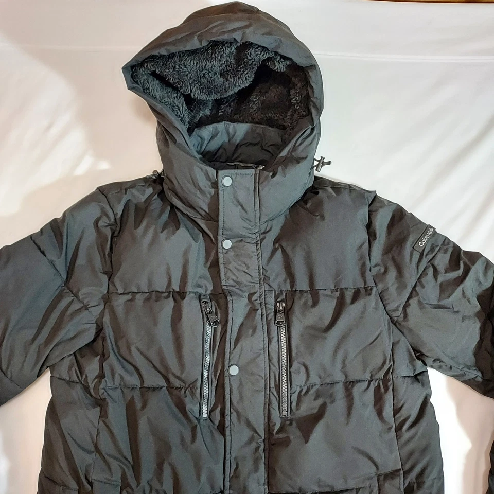 Abrigo Hombre MEDIANO Calvin Klein Sorona Aura Puffer Parka con Capucha NEGRO, Broches de presión Foto 2 de 4