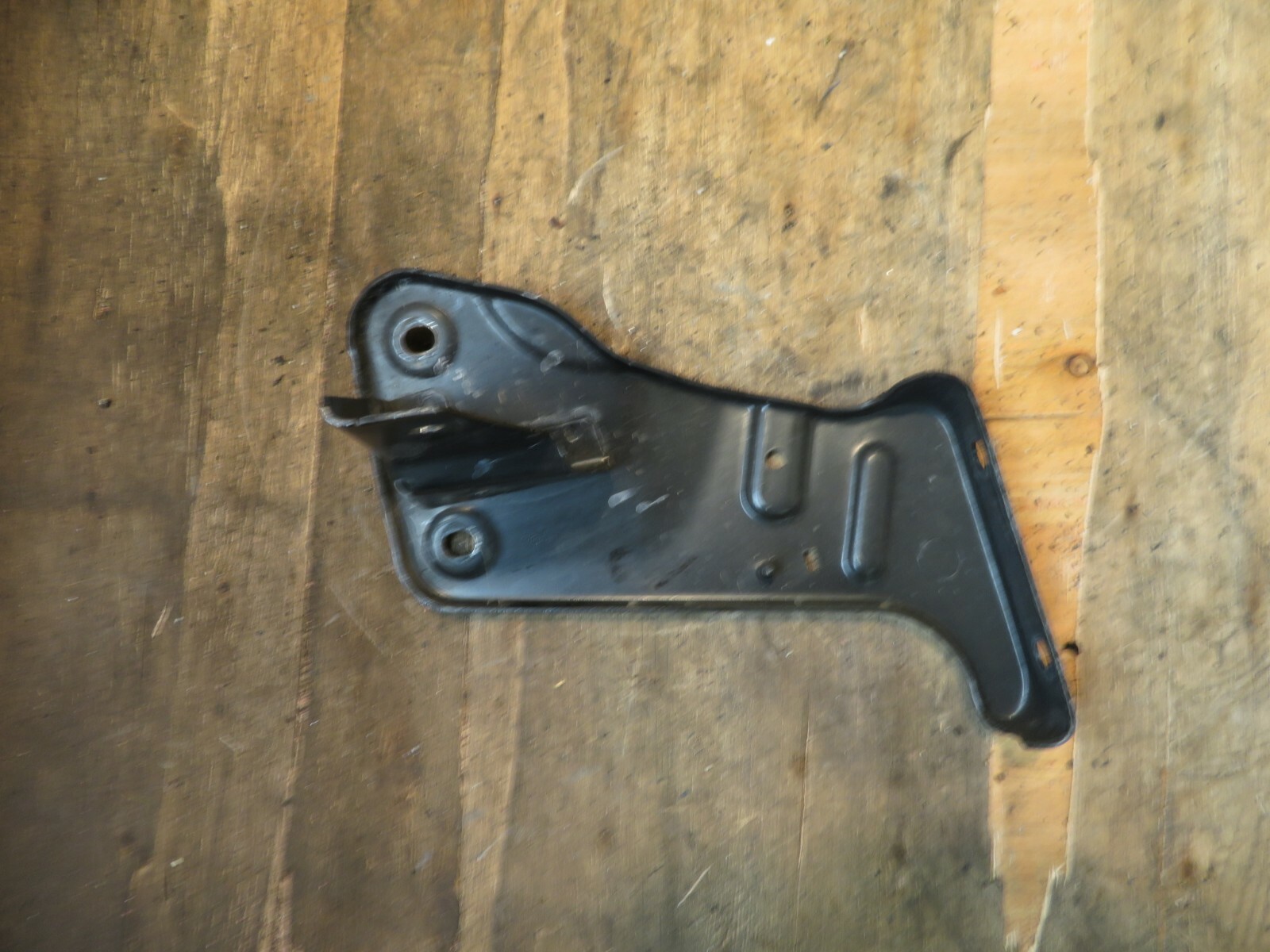 2014-2017 MASERATI GHIBLI SQ4 DRIVER SIDE RADIATOR MOUNT BRACKET SUPPORT OEM