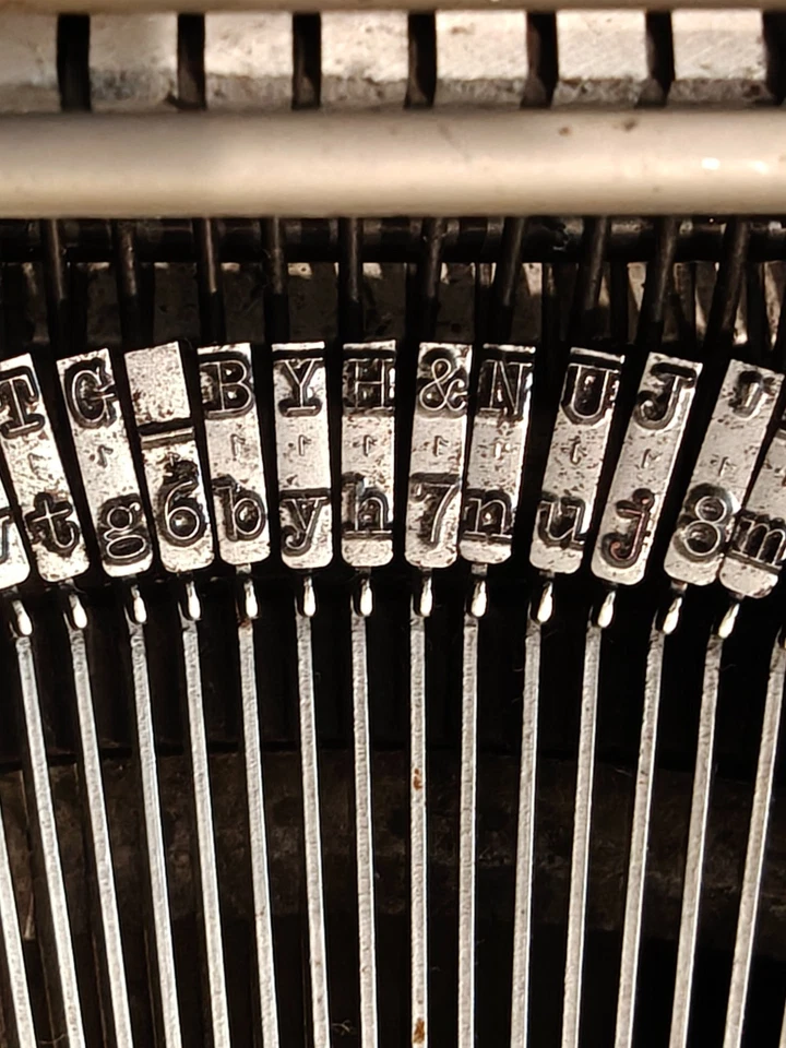 MÁQUINA DE ESCRIBIR OLIVETTI LETTERA 22. FUENTE PICA 10 CPI. DISEÑO ESPAÑOL. METAL PLATEADO. Foto 3 de 4